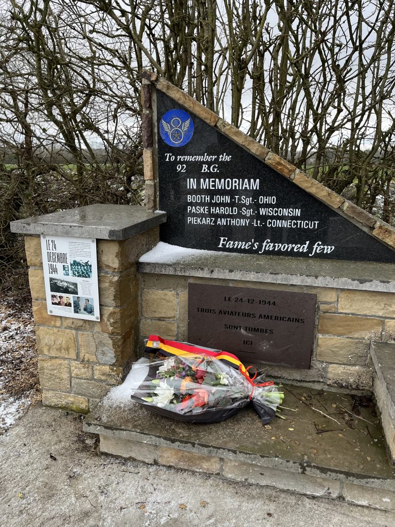 Monument dit "des aviateurs" située au lieu-dit "Pommier sauvage"